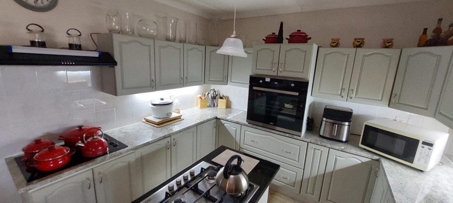 5 Bedroom Property for Sale in Wavecrest Eastern Cape